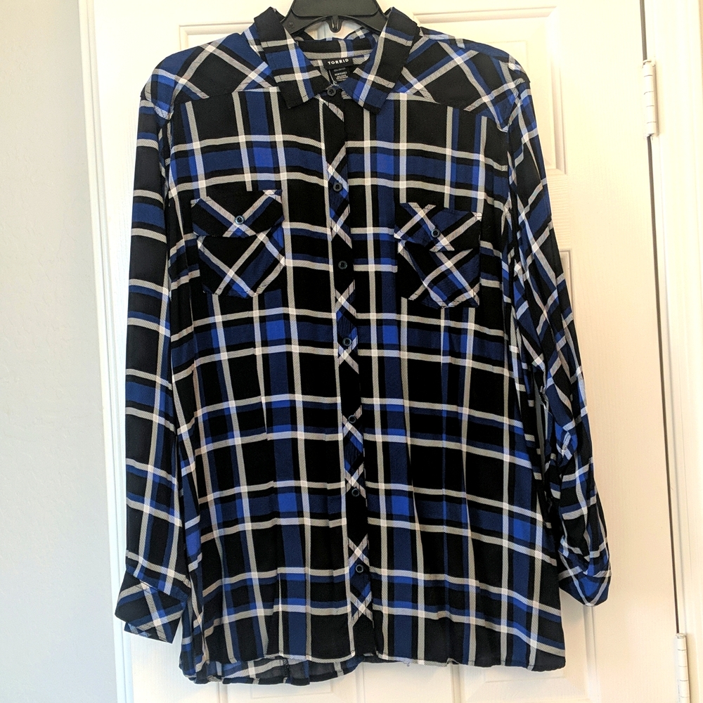 Torrid black, blue, and white plaid button down Size 4